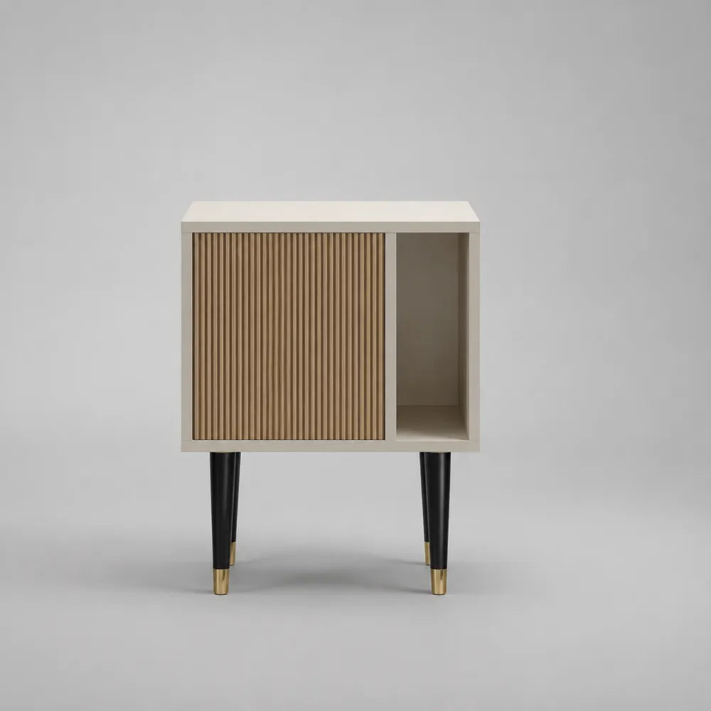 Table de chevet 45 x 35 x 55 cm environ avec porte cannelée et niche ouverte structure MDF finition blanc cassé bois et métal noir pieds coniques dorés